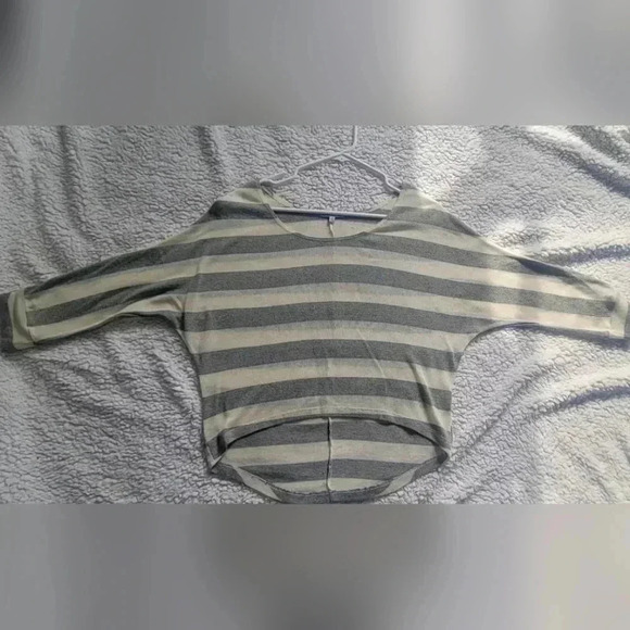 Charlotte Russe 1/2 sleeve high- low crop sweater, size medium, gray & off white - Picture 2 of 4